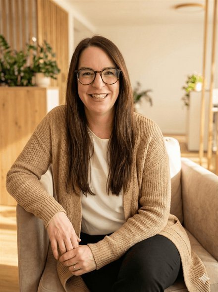 Nadine Ullrich, Geschäftsführerin der HRzlich GmbH, in ihrem Büro