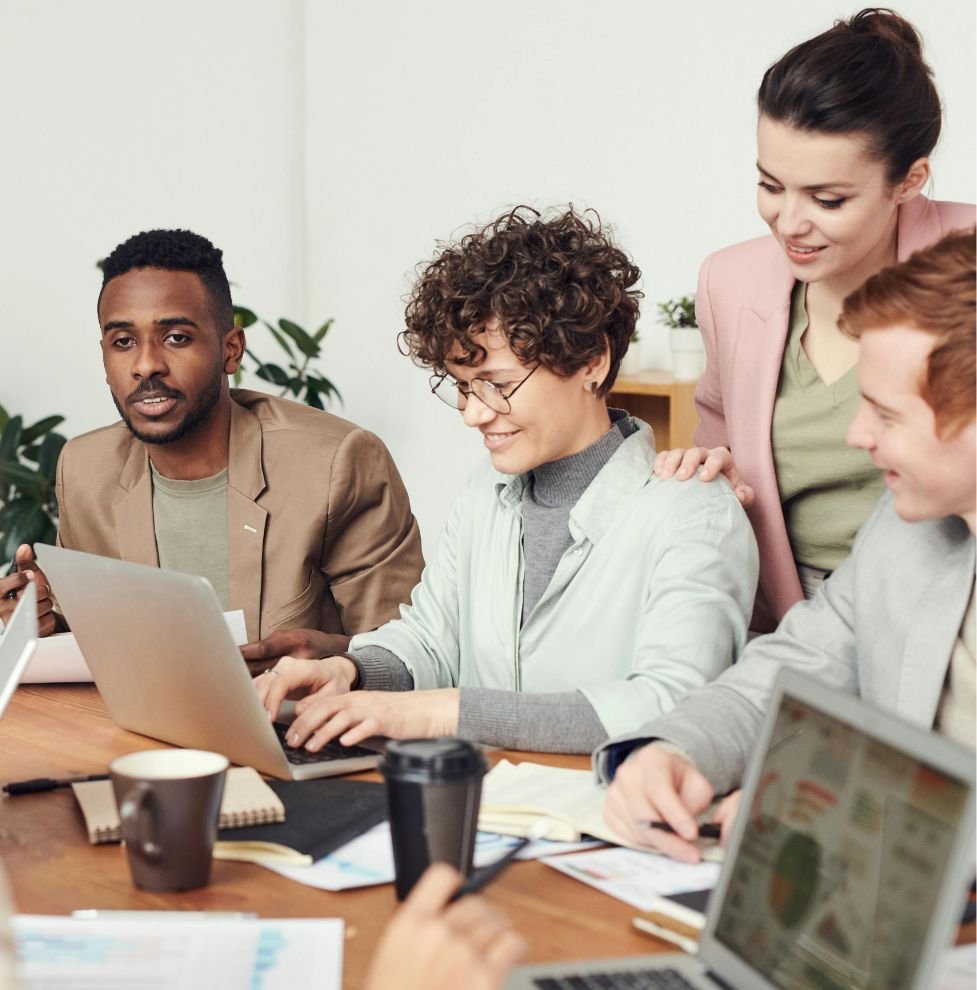 HR-Team arbeitet gemeinsam am Laptop – digitale HR-Lösungen und Teamarbeit bei HRzlich